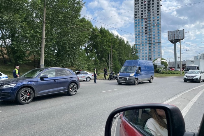 Кого-то конкретно? На проспекте Космонавтов сотрудники ГИБДД останавливают все автомобили