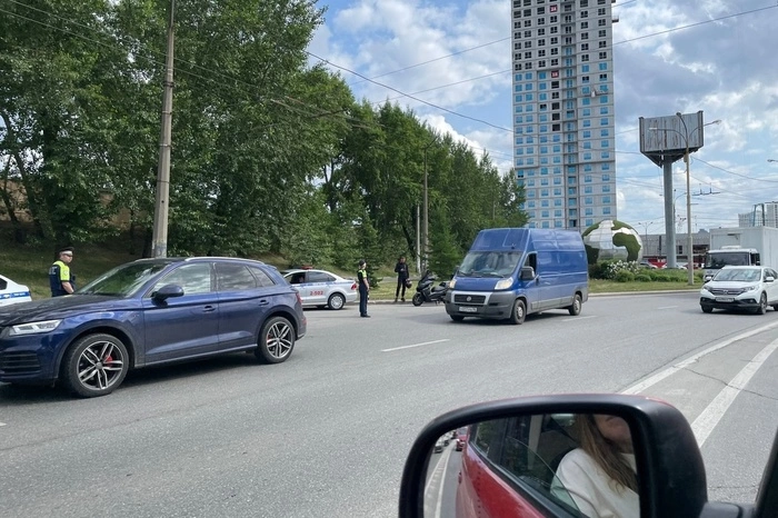 Кого-то конкретно? На проспекте Космонавтов сотрудники ГИБДД останавливают все автомобили