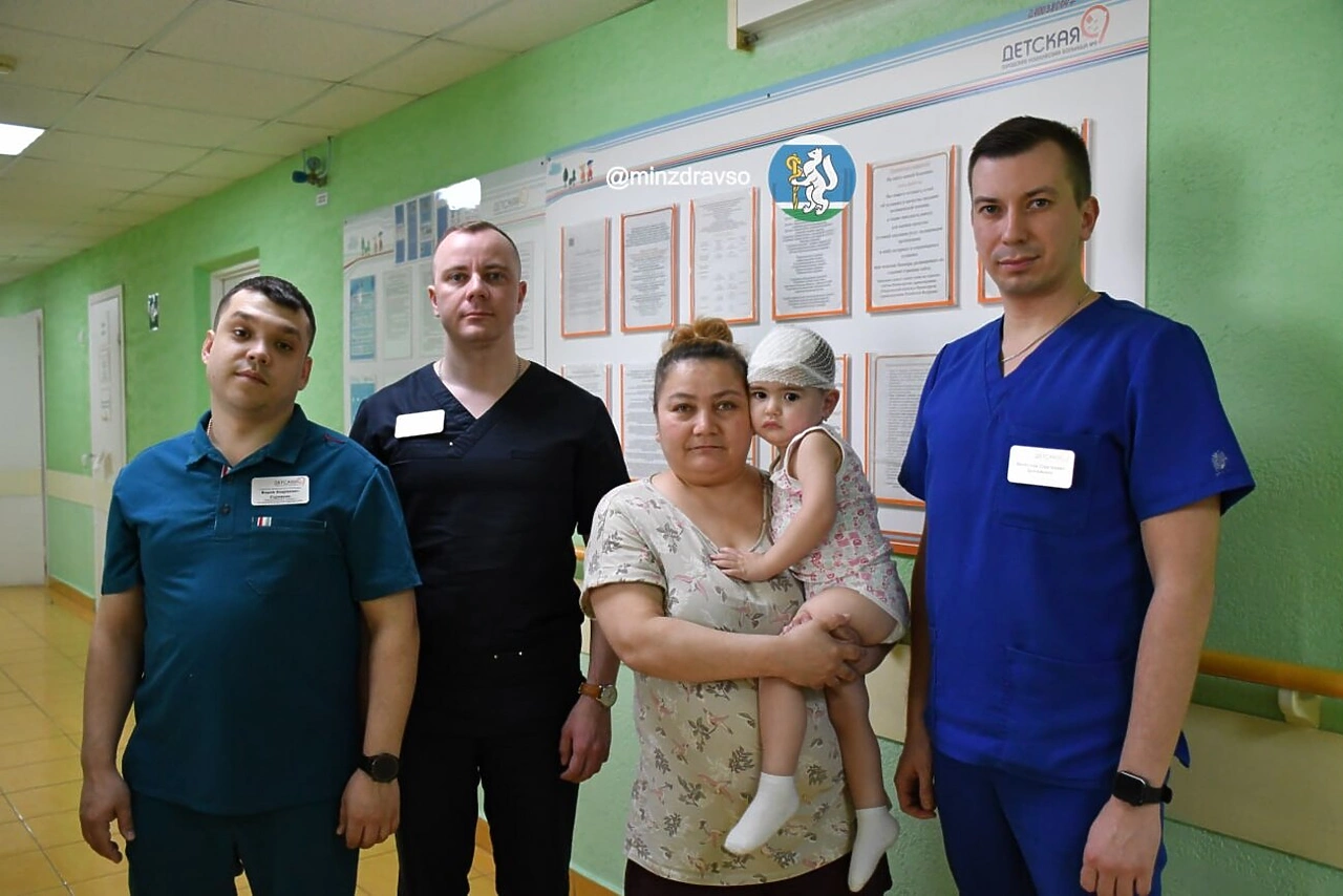 Под Екатеринбургом 2-летняя девочка пролетела два этажа и впала в кому после падения