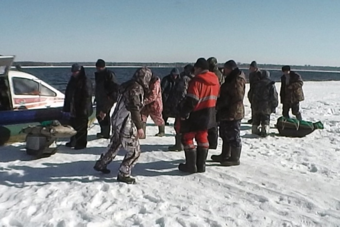 С отколовшихся льдин на Белоярском водохранилище эвакуированы 60 рыбаков