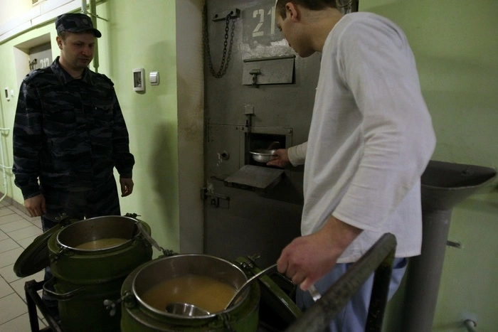 Бандита-«цапка» отправили в штрафной изолятор после обеда с крабами