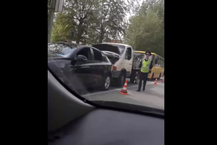 Грузовик, автобус и легковушка столкнулись в Екатеринбурге