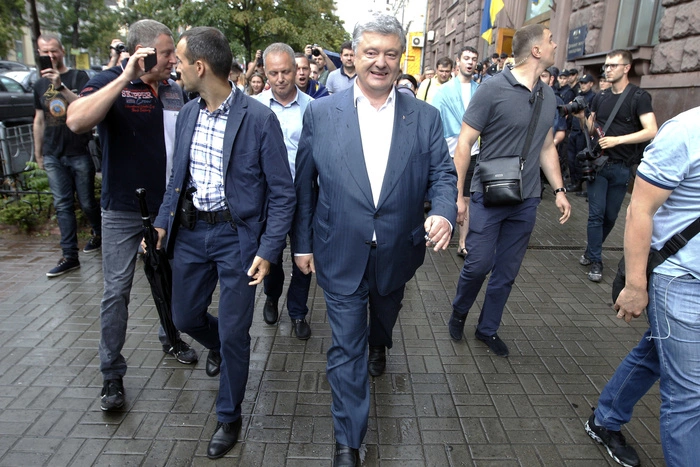 Порошенко покинул Украину вместе с семьей