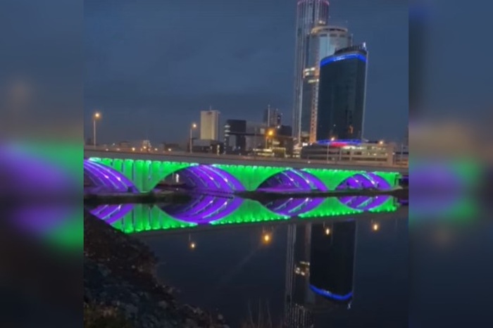 На Макаровском мосту впервые зажгли подсветку