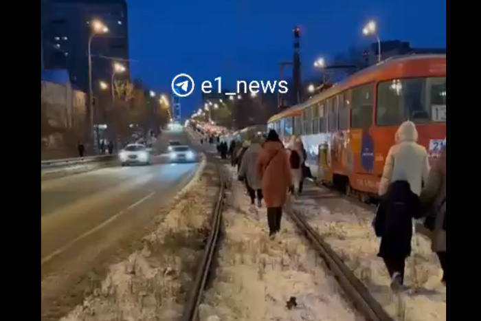 В Екатеринбурге автохам застрял на рельсах и парализовал движение трамваев