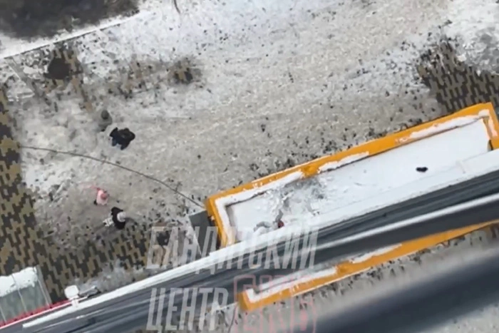 Возле ТРЦ Veer Mall девушка выпала с балкона и разбилась насмерть