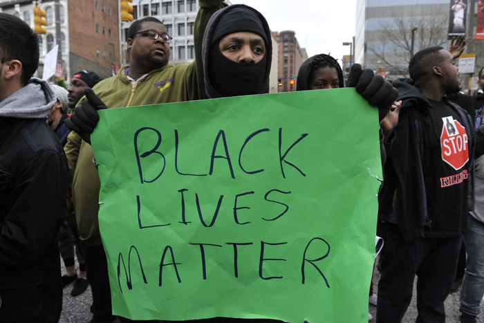 В США толкнувший на землю темнокожую девушку полицейский подал в отставку
