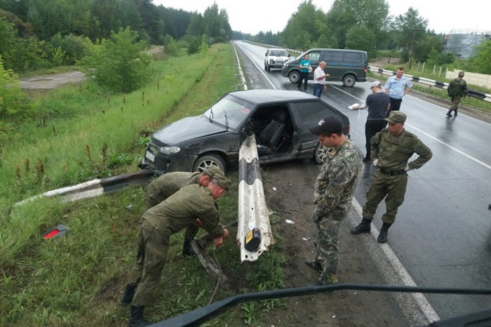 На Свердловской трассе водитель выжил в автомобиле, насквозь пробитом отбойником