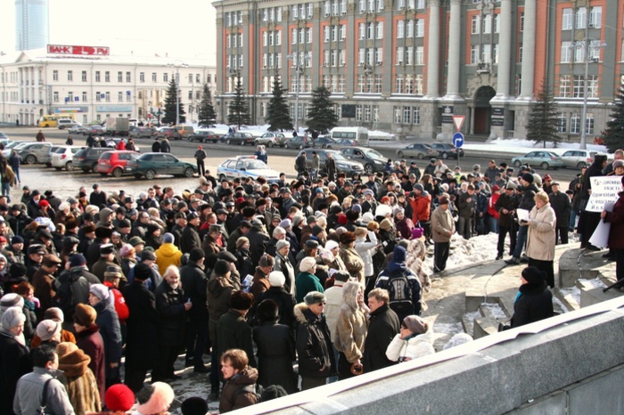 Коммунисты собирают запоздалый митинг против повышения стоимости проезда