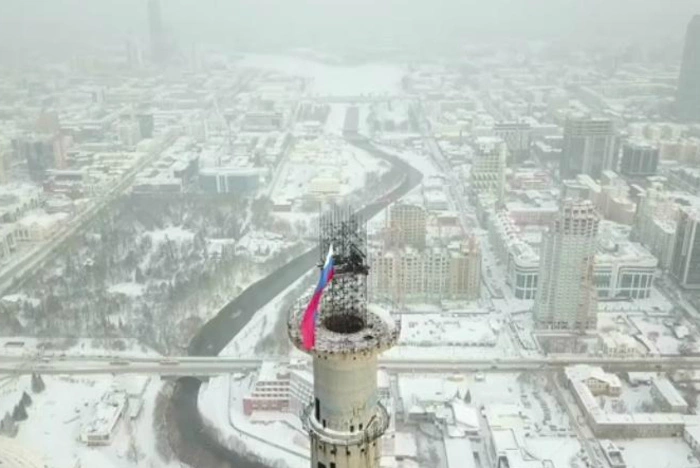 Горожане, выступающие против сноса башни, ведут онлайн трансляцию с недостроя