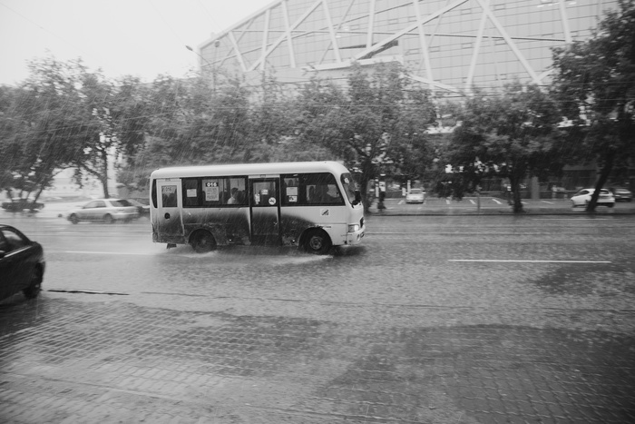 Автобус-маршрутку вынесло на встречную полосу в Екатеринбурге