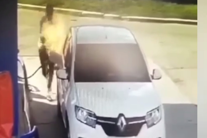 На Урале мужчина играл с зажигалкой и случайно поджег АЗС и свою машину