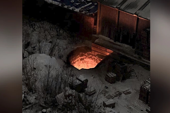 В Екатеринбурге обнаружили огромную яму, охваченную огнём