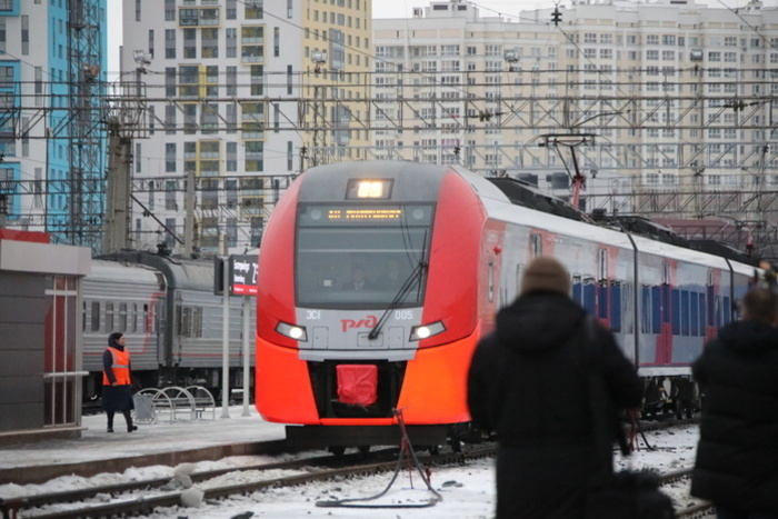 Екатеринбуржцы пожаловались на массовую задержку электричек