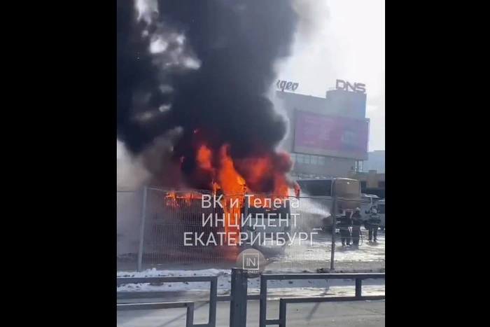 На Южном автовокзале горит пассажирский автобус