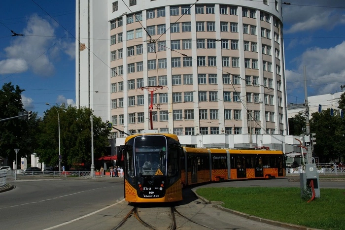 В дни «Иннопрома» по Екатеринбургу начал кататься пятисекционный трамвай. Он останется после выставки?