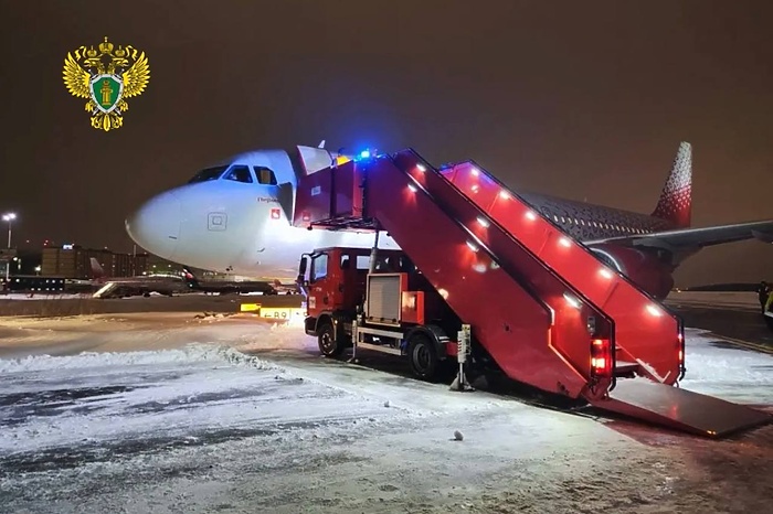 Самолет, прилетевший из Кольцово, выкатился при посадке в Пулково за пределы полосы