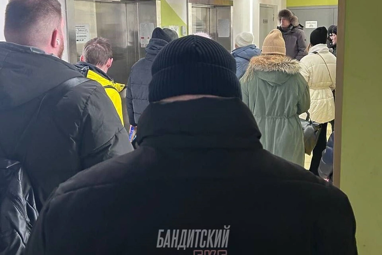 Жители екатеринбургского ЖК «Малевич» стоят в очереди, чтобы уехать на лифте