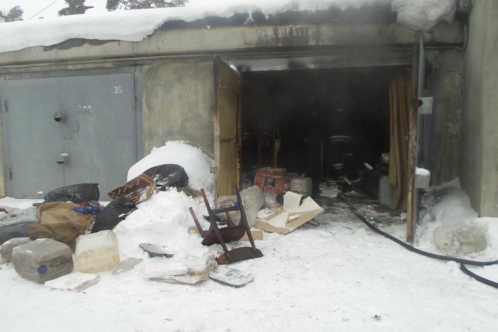 Гараж горел сегодня днем на улице Городская в Екатеринбурге