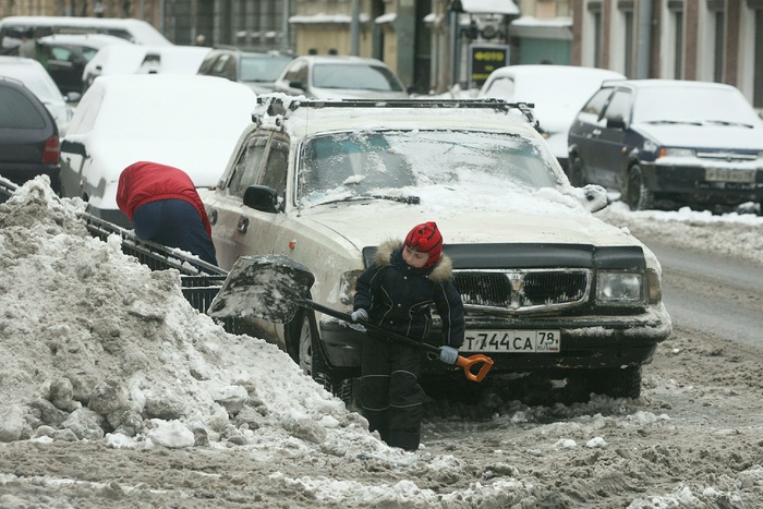 Екатеринбуржцы спорят о виновности завалившего ребенка снегом уборщика