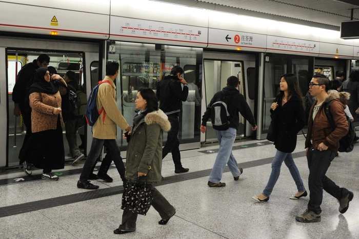 Странные позы пассажира гонконгских электричек стали вирусными мемами