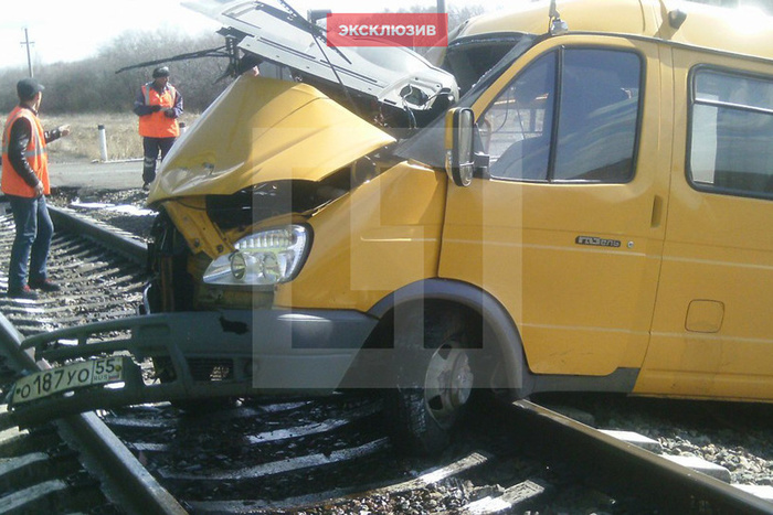 В РЖД обвинили в аварии под Омском водителя школьного автобуса