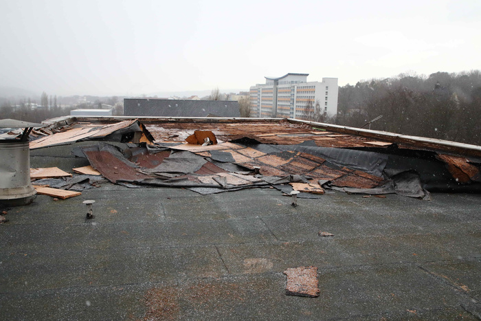 МЧС заявило об обрушении крыши почти на всей площади пожара в ТЦ Кемерово