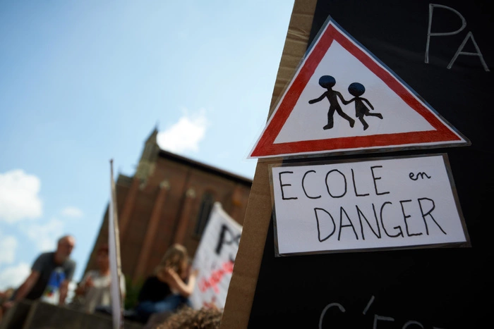 Российскую учительницу уволили за фотосессию в купальнике