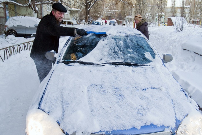 В Екатеринбурге глыба льда, упавшая с крыши дома, серьёзно повредила автомобиль