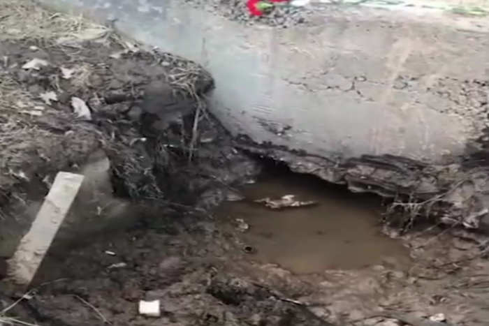 В Брянске мужчина погиб, утонув в яме с грязью на дороге