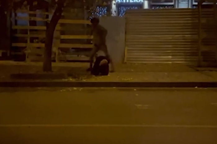 В центре Екатеринбурга южане зверски избили дубинкой стоявшего на коленях мужчину