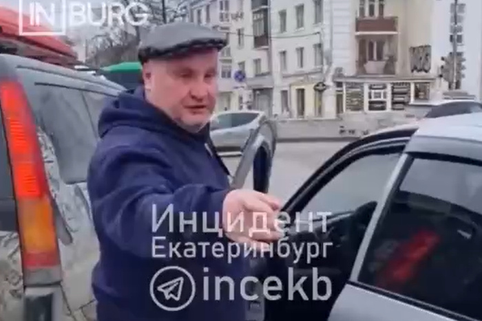 Екатеринбуржец устроил ДТП, после чего обматерил девушку и ударил её