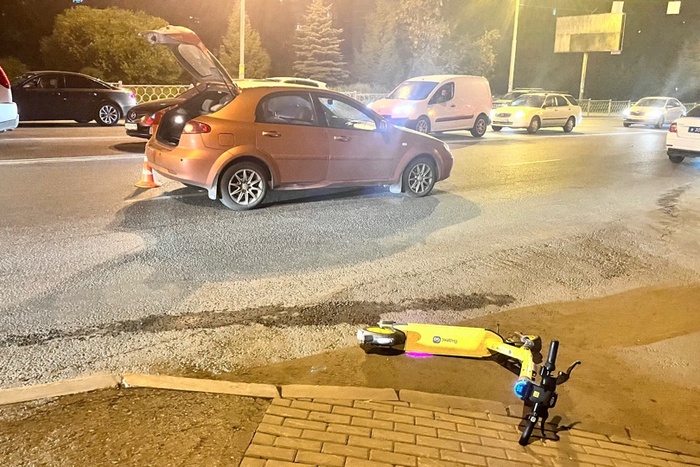 В Екатеринбурге двоих школьников на электросамокате сбила иномарка
