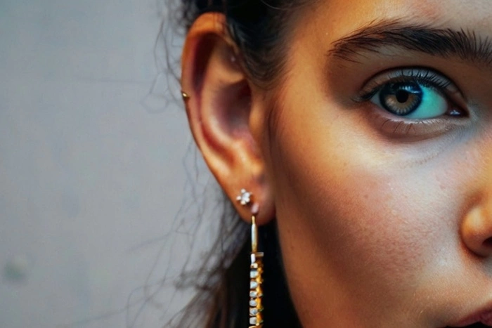 В Нижнем Новгороде 24-летней девушке дали 5 суток ареста за сережки-лягушки в «радугу»