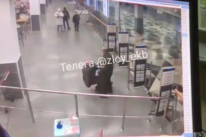 Бастрыкину уже доложили. В Екатеринбурге охранник магазина уронил на пол посетителя