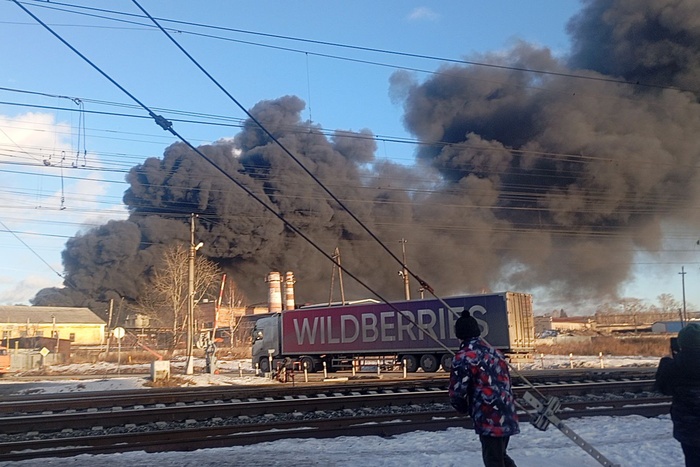 В Екатеринбурге загорелся цех по производству полистирола