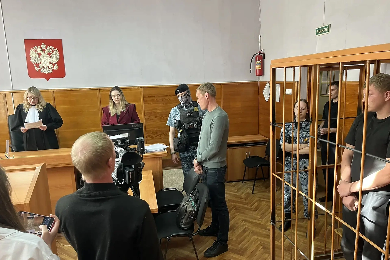В Екатеринбурге суд на два месяца арестовал мотоциклиста, пнувшего инспектора мотороты ДПС (ФОТО)