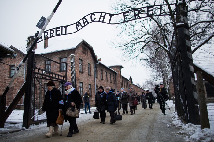 Посетителей Освенцима возмутили распылители воды