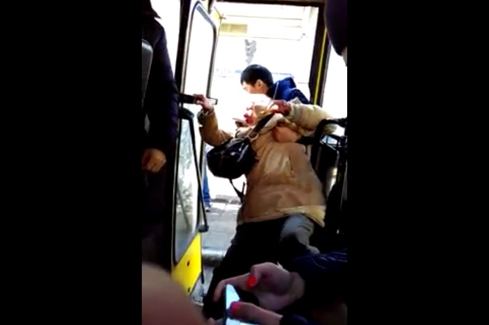 Кондуктор выволок пенсионерку-безбилетницу из автобуса в Екатеринбурге