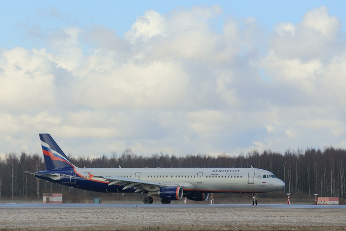 «Неадекватного» пассажира, задержавшего самолет в Мурманске, передали медикам