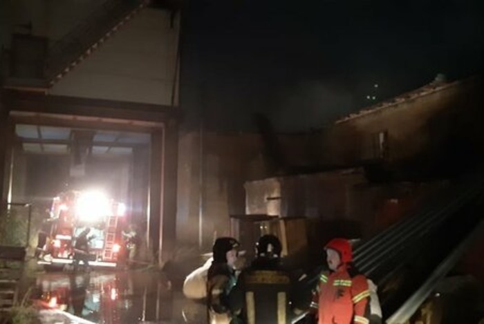 В Екатеринбурге ночью тушили пожар в цехе Уральского дизель-моторного завода