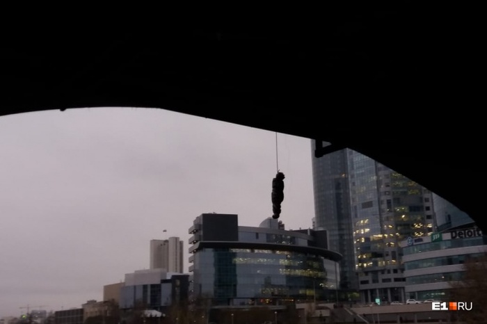 На Макаровском мосту висит пакет в форме человеческого тела