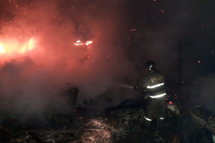 На Урале в пожаре погибли отец с 9-летним сыном