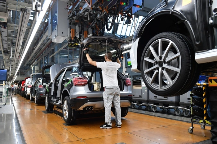 Основатель SuperJob предсказал сокращения в автопроме, нефтедобыче и нефтепереработке