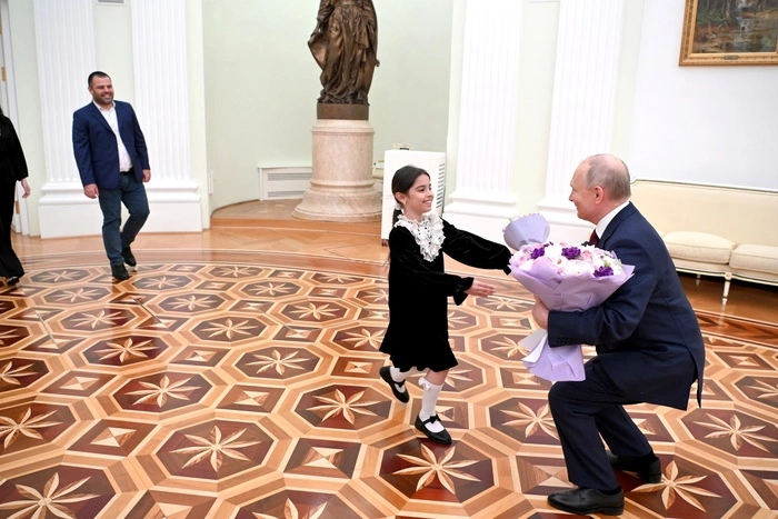 «Добрый, хороший и миленький». Путин пригасил в Кремль плакавшую школьницу из Дербента
