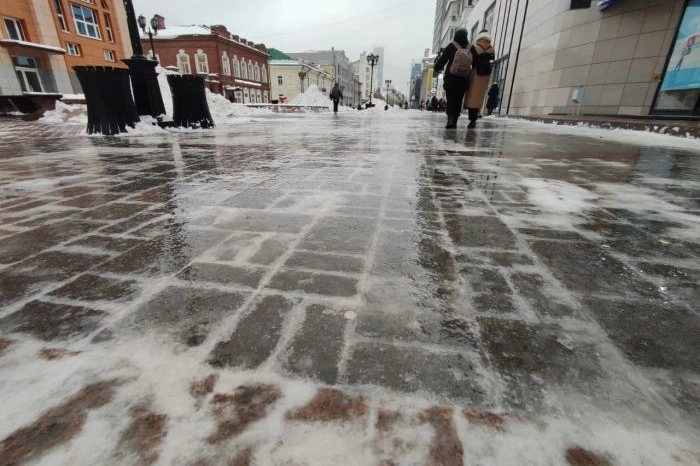 Екатеринбурженка пошла в магазин за ледоходами, но поскользнулась и оказалась в больнице