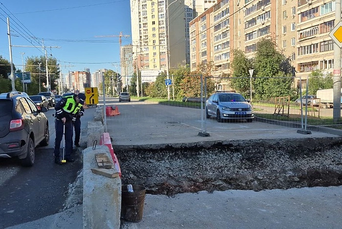 Мотоциклист погиб в Екатеринбурге, упав в строительную траншею