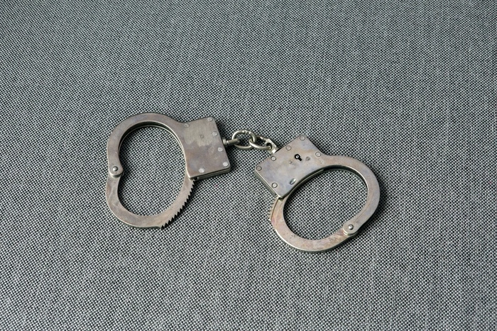 Сотрудник ФСБ, зарезавший семью, в больнице прикован наручниками к кровати