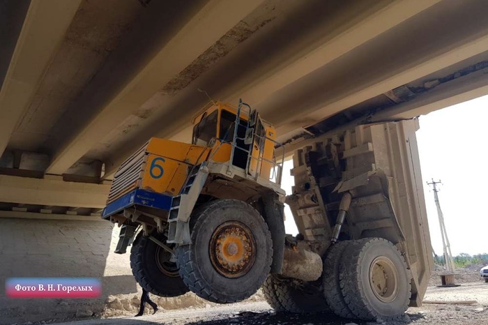 «Белаз» протаранил автомобильный мост на трассе в Свердловской области