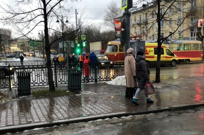 На Московской трамвай врезался в автомобиль